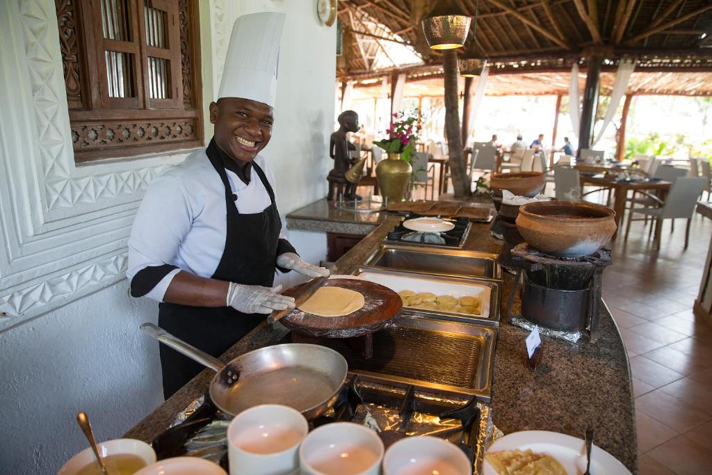 Pavārs gatavo pankūkas Bluebay Beach Resort & Spa restorānā