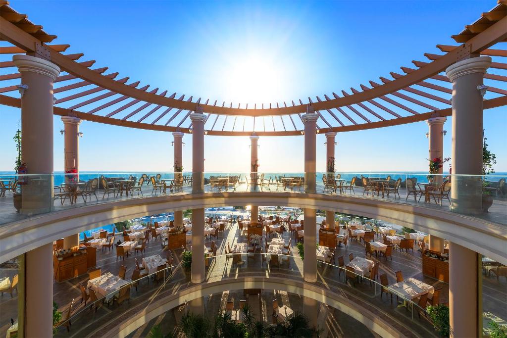 Skats uz restorānu ar terasi piekrastē viesnīcā Atrium Prestige Thalasso Spa Resort & Villas