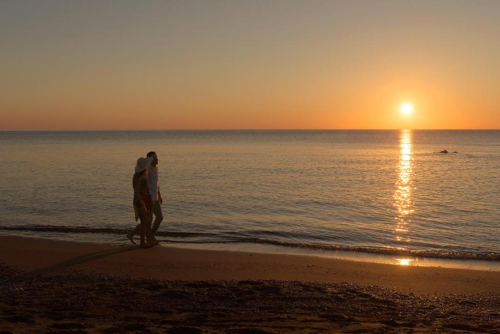 Pāris pastaigā piekrastē saulrieta gaismā, Atrium Prestige Thalasso Spa Resort & Villas