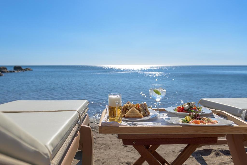 Pusdienu galds piekrastē ar ēdienu un dzērieniem, Atrium Prestige Thalasso Spa Resort & Villas