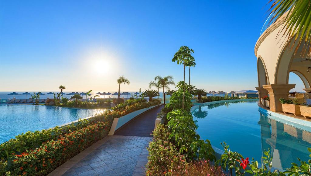 Ainava ar baseinu un sauli pie Atrium Prestige Thalasso Spa Resort & Villas