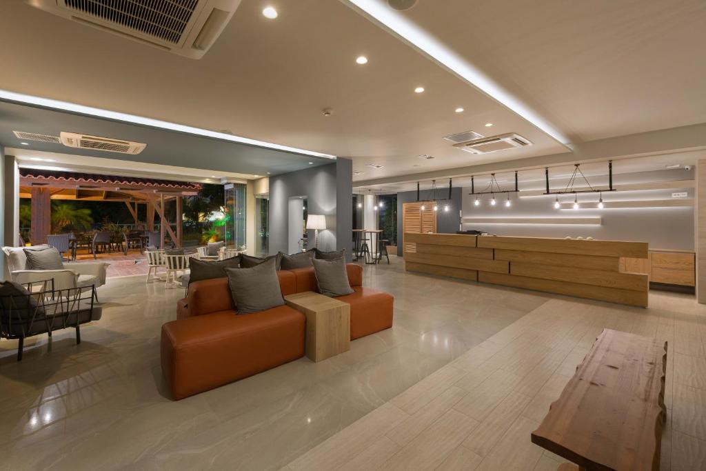 Mūsdienīgs viesnīcas interjers Matoula Beach Hotel ar ērtām mēbelēm