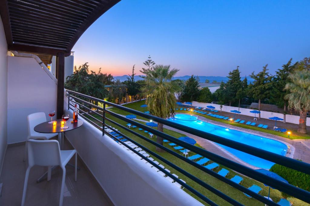 Skats no numura balkona uz baseinu Matoula Beach Hotel.