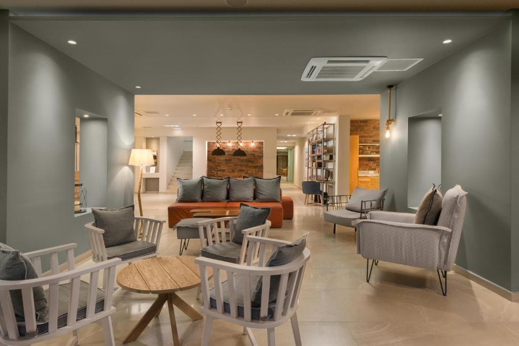 Mūsdienīgs viesnīcas interjers pie Matoula Beach Hotel ar ērtām mēbelēm.