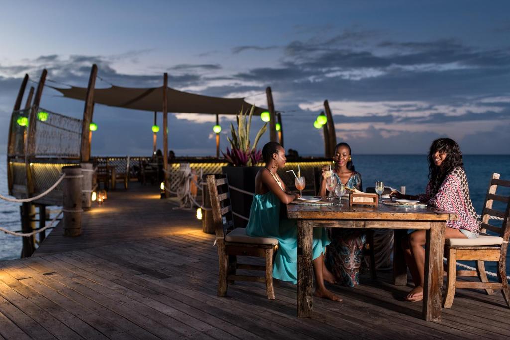 Vakariņas uz klāja Essque Zalu Zanzibar viesnīcā pie jūras.