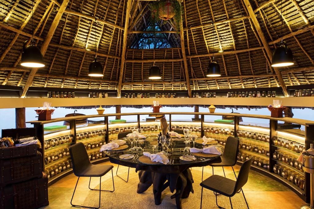 Essque Zalu Zanzibar restorāna interjers ar apaļo galdu.