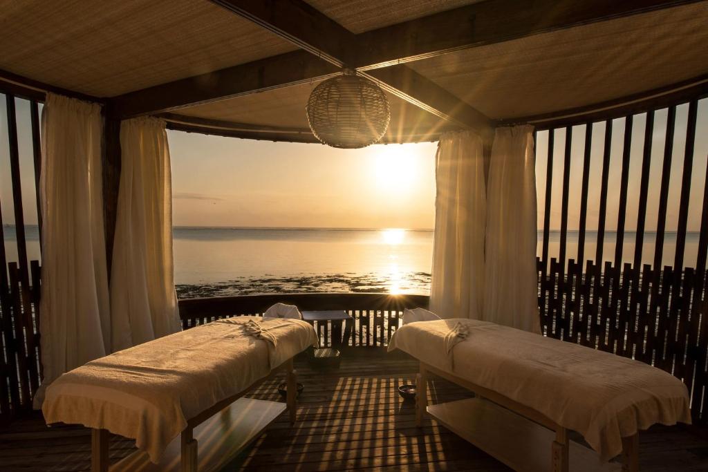 Masāžas terase ar skatu uz saulrietu pie jūras, Essque Zalu Zanzibar.