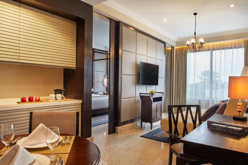 Elegants numurs ar moderno interjeru viesnīcā Jambuluwuk Oceano Seminyak.