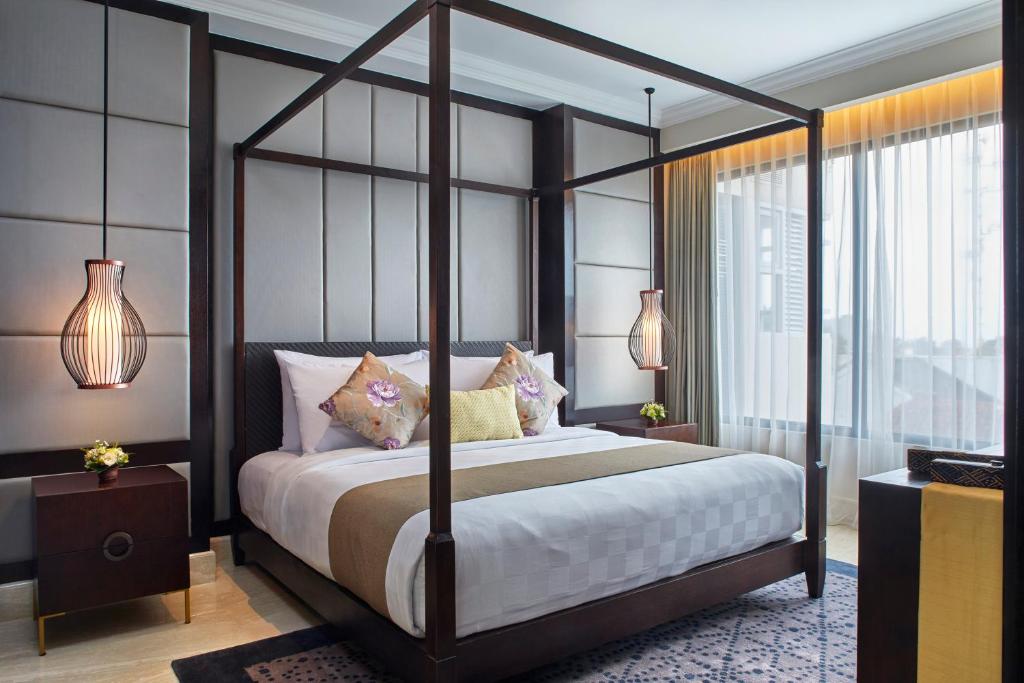 Elegants numurs ar četrstūra gultu viesnīcā Jambuluwuk Oceano Seminyak.