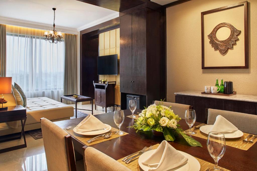 Elegants numurs ar viesistabu viesnīcā Jambuluwuk Oceano Seminyak.