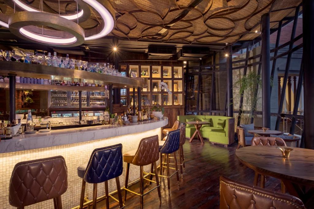 Jambuluwuk Oceano Seminyak bārs ar modernu interjeru un izsmalcinātiem dzērieniem.