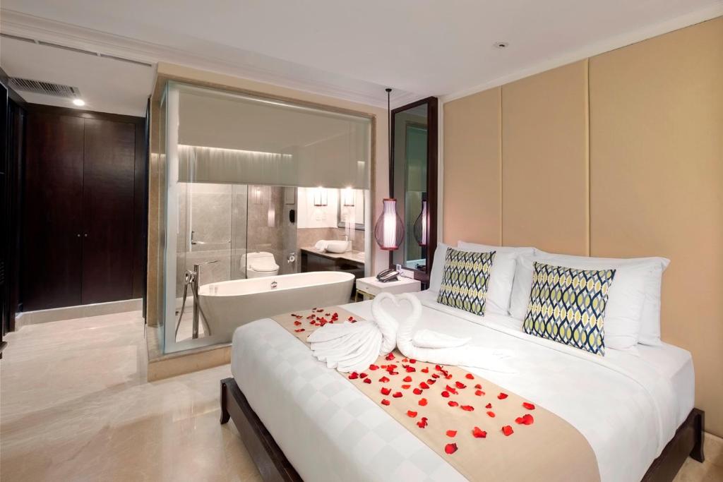 Gultas numurs ar rozēm un vannu Jambuluwuk Oceano Seminyak