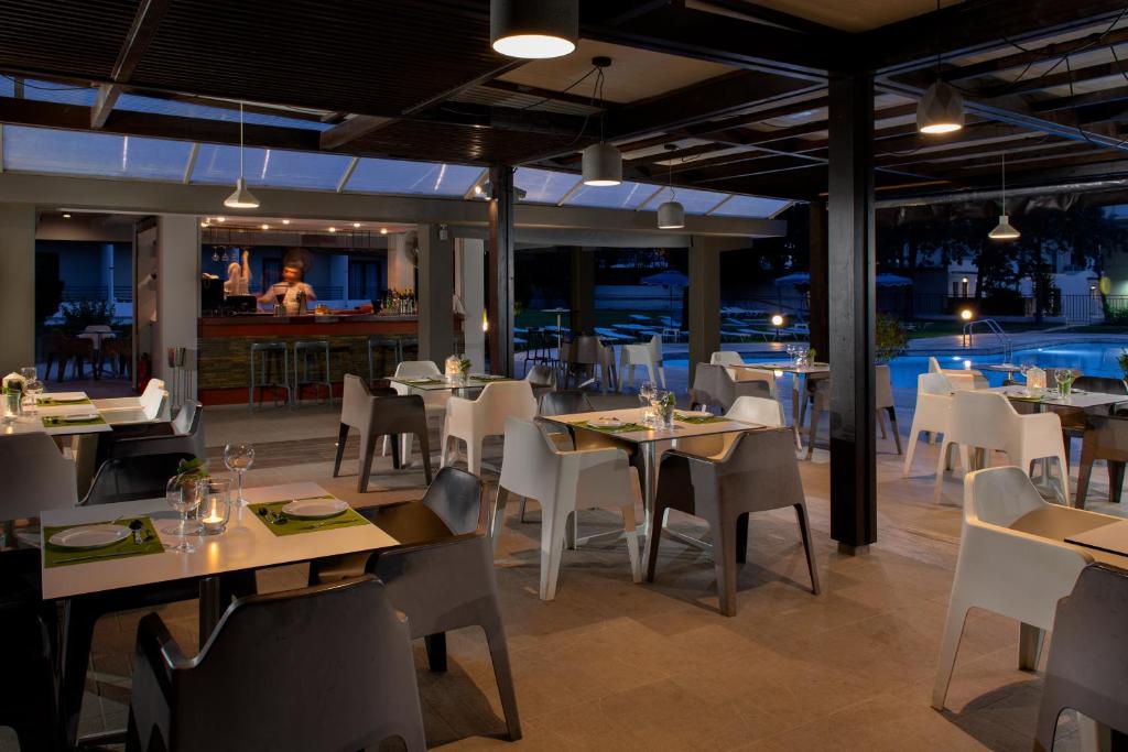 Matoula Beach Hotel restorāns ar modernu interjeru un peldbaseinu piekrastē