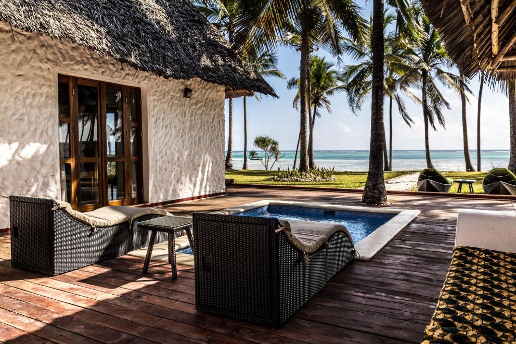 Karafuu Beach Resort & Spa terase ar skatu uz okeānu