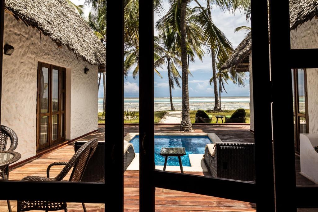 Karafuu Beach Resort & Spa bungalo pie baseina piekrastē