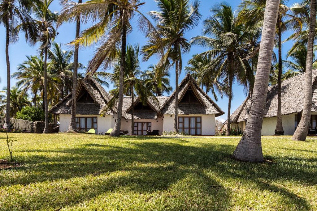 Karafuu Beach Resort & Spa bungalo palmu ieskautā dārzā