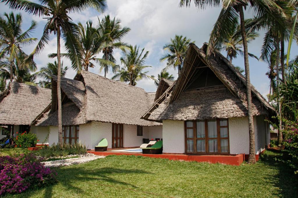 Karafuu Beach Resort & Spa bungalo tropu dārzā