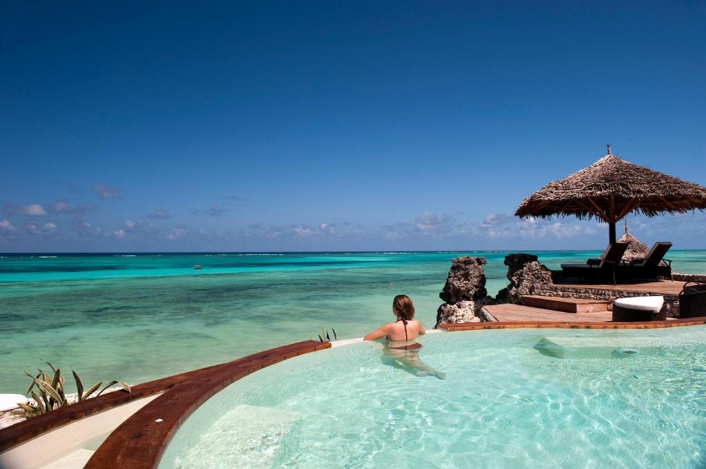 Karafuu Beach Resort & Spa baseins ar skatu uz okeānu