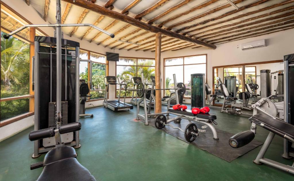 Karafuu Beach Resort & Spa trenažieru zāle ar modernu aprīkojumu.