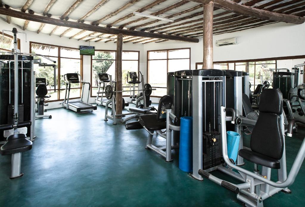 Karafuu Beach Resort & Spa trenažieru zāle ar modernu aprīkojumu.