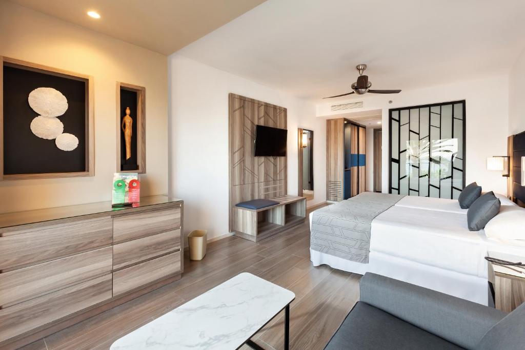 Mūsdienīgs viesnīcas numurs ar divām gultām, modernu mēbelējumu un dekoratīvām gleznām uz sienām. Numurā pieejama televizors, ventilators un komfortabla sēdvieta.