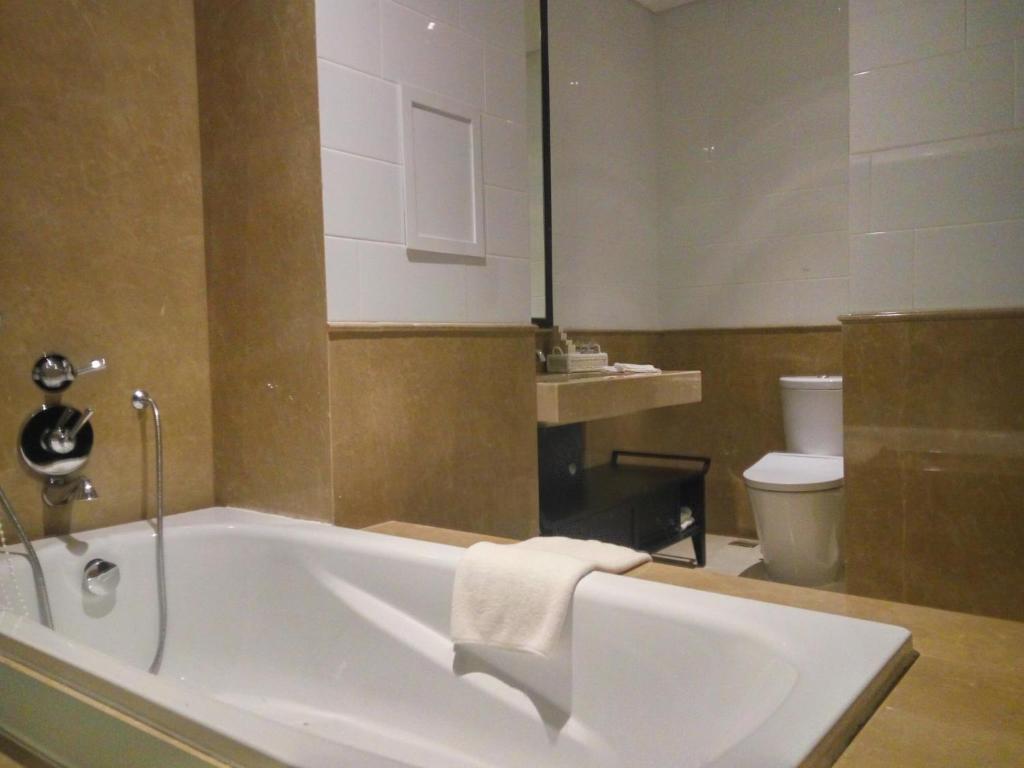 Vannas istaba ar mājīgu vannu Jambuluwuk Oceano Seminyak