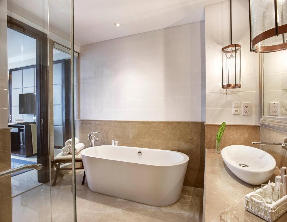 Mūsdienīgs vannas numurs ar brīvstāvošu vannu Jambuluwuk Oceano Seminyak