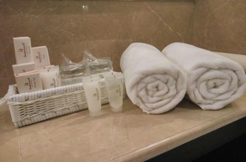 Higiēnas piederumi un dvieļi viesnīcā Jambuluwuk Oceano Seminyak