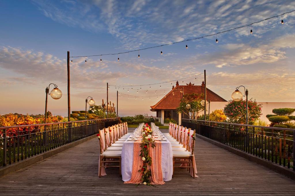 Romantiska vakara maltīte pie Jambuluwuk Oceano Seminyak