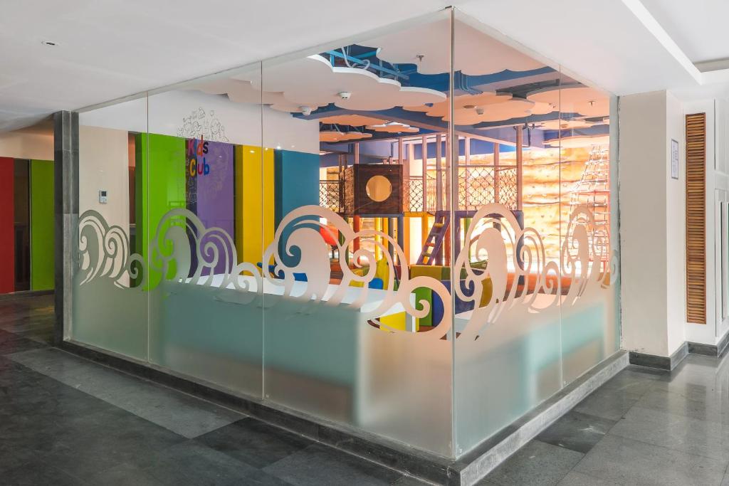 Bērnu klubs ar krāsainām sienām Jambuluwuk Oceano Seminyak