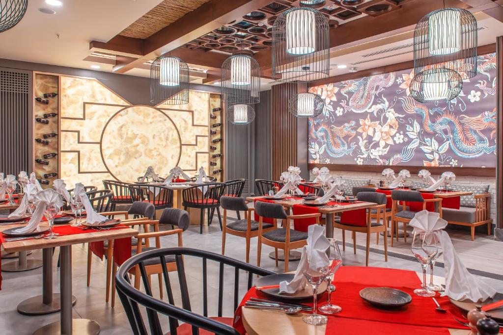 Elegants restorāns ar māksliniecisku interjeru viesnīcā Side Royal Style.