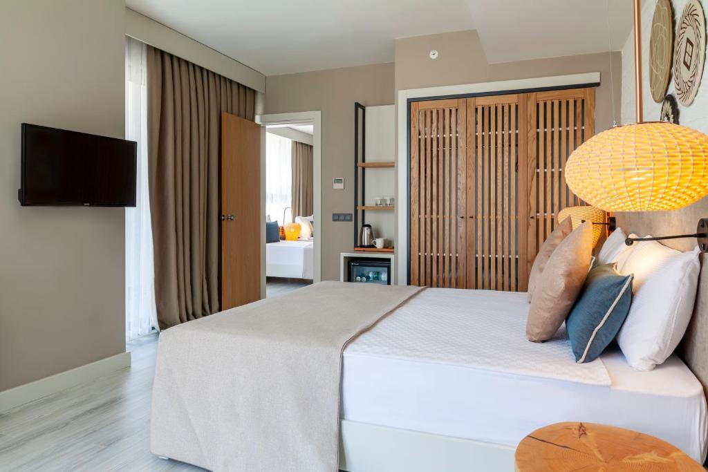 Mūsdienīgs numurs viesnīcā Side Royal Style ar televizoru un balkonu