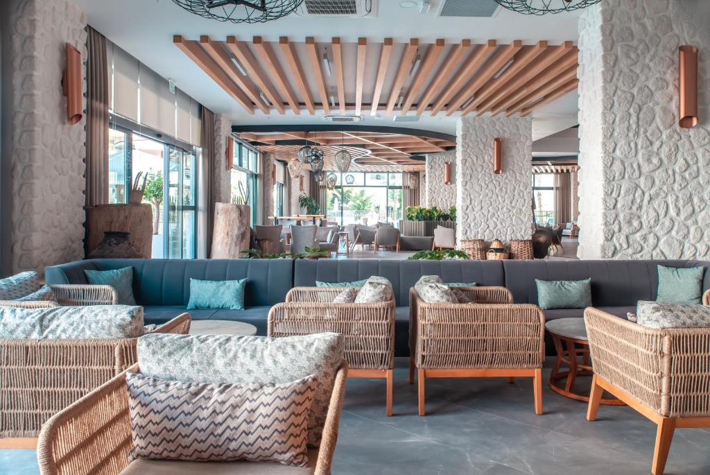 Mūsdienīgs atpūtas laukums hotelī Side Royal Style ar ērtām mēbelēm.