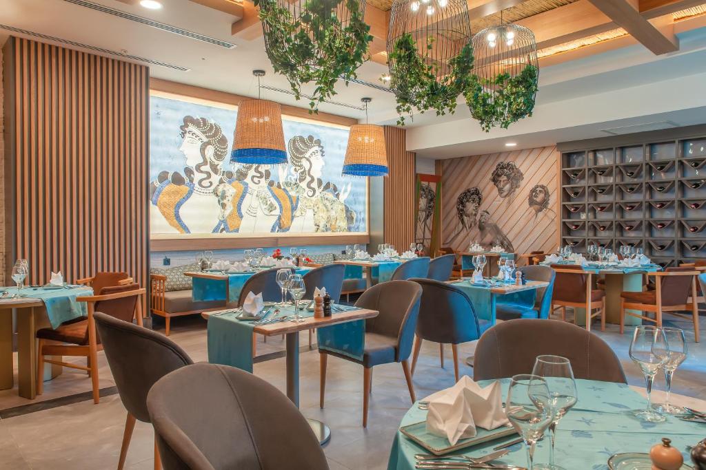 Elegant dining area at Side Royal Style, featuring artistic decor and cozy seating.