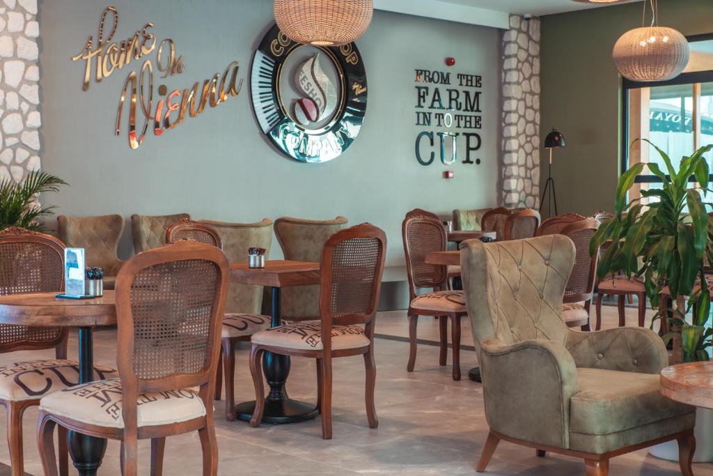 Kafejnīca hotelī Side Royal Style ar stilīgām mēbelēm un dekoru