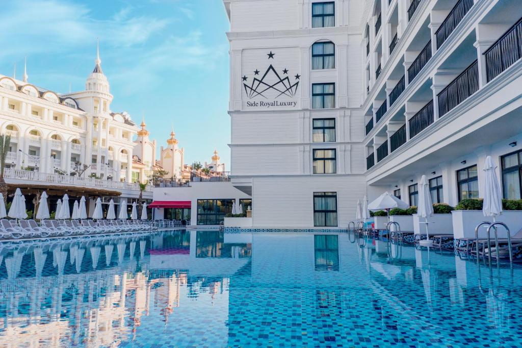 Baseins pie Side Royal Luxury viesnīcas ar elegantu arhitektūru