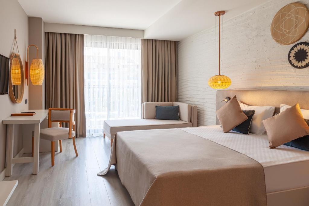 Mūsdienīgs numurs viesnīcā Side Royal Style ar balkonu un ērtu iekārtojumu.