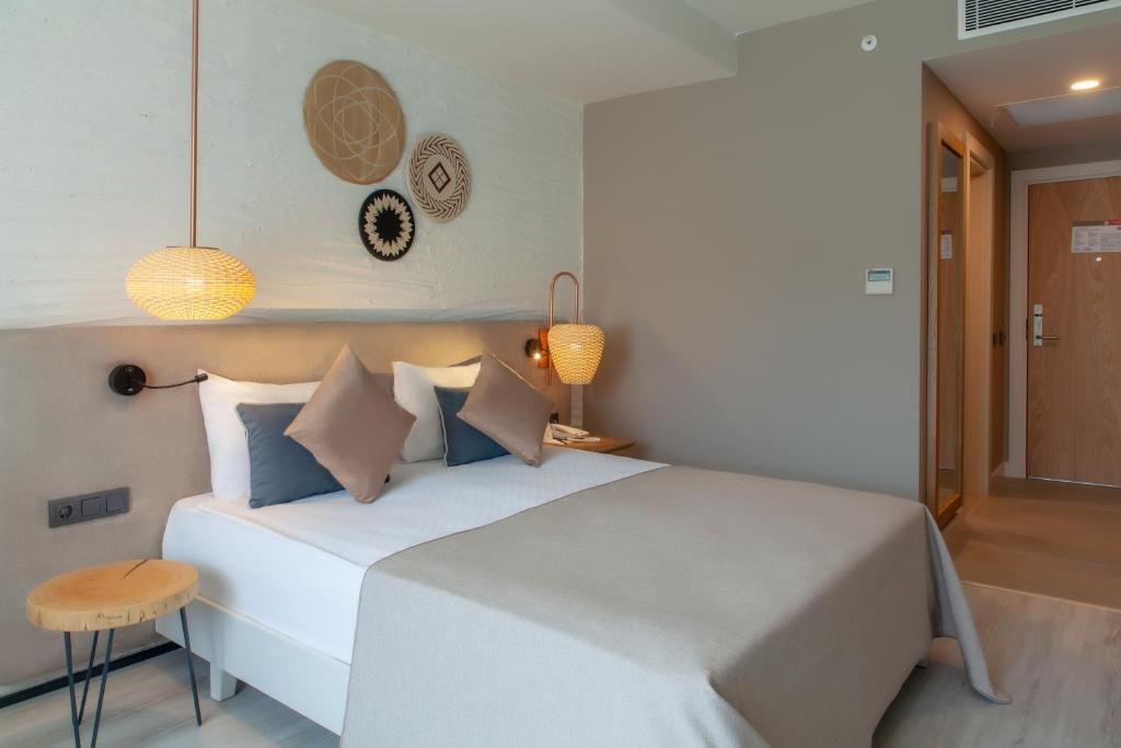 Mūsdienīgs numurs viesnīcā Side Royal Style ar ērtu gultu un stilīgiem interjera elementiem.