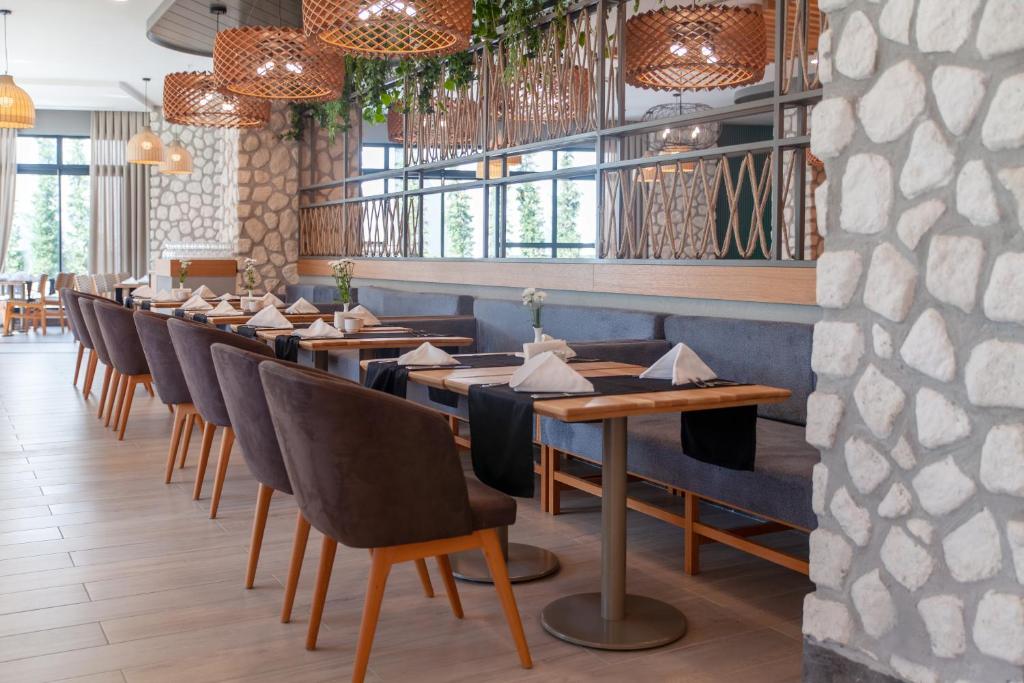 Mūsdienīgs restorāns viesnīcā Side Royal Style ar elegantiem galdiem un krēslām