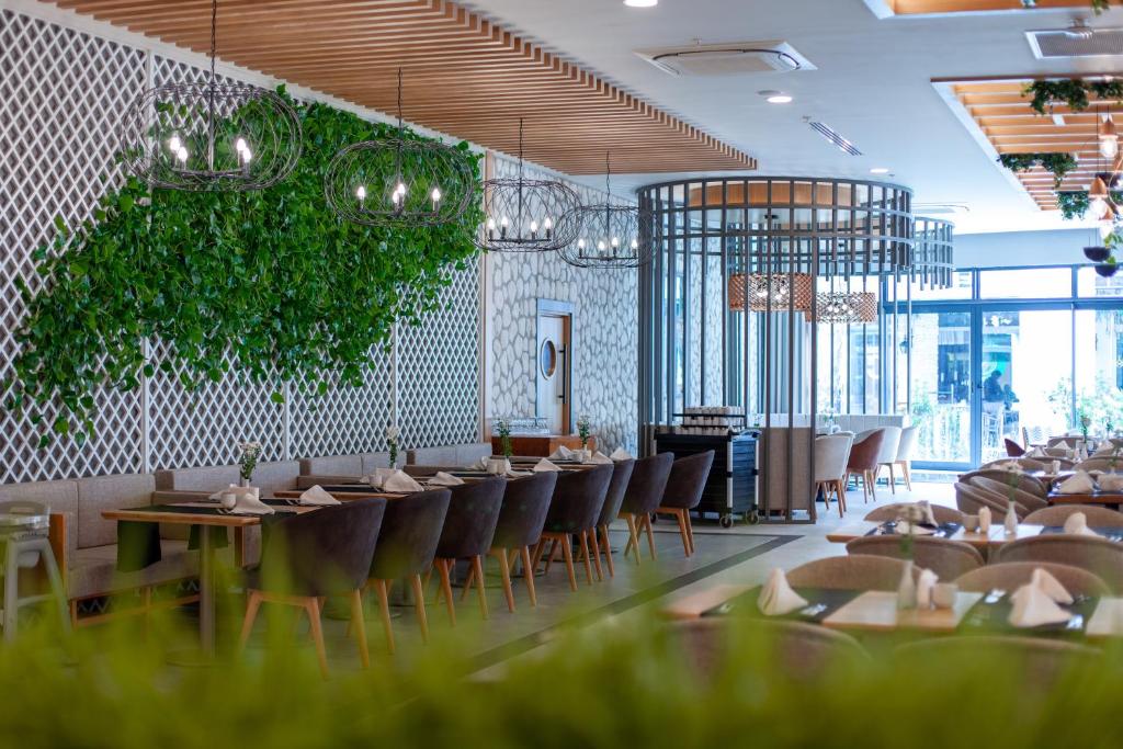 Mūsdienīgs restorāns ar zaļumu elementiem, Side Royal Style