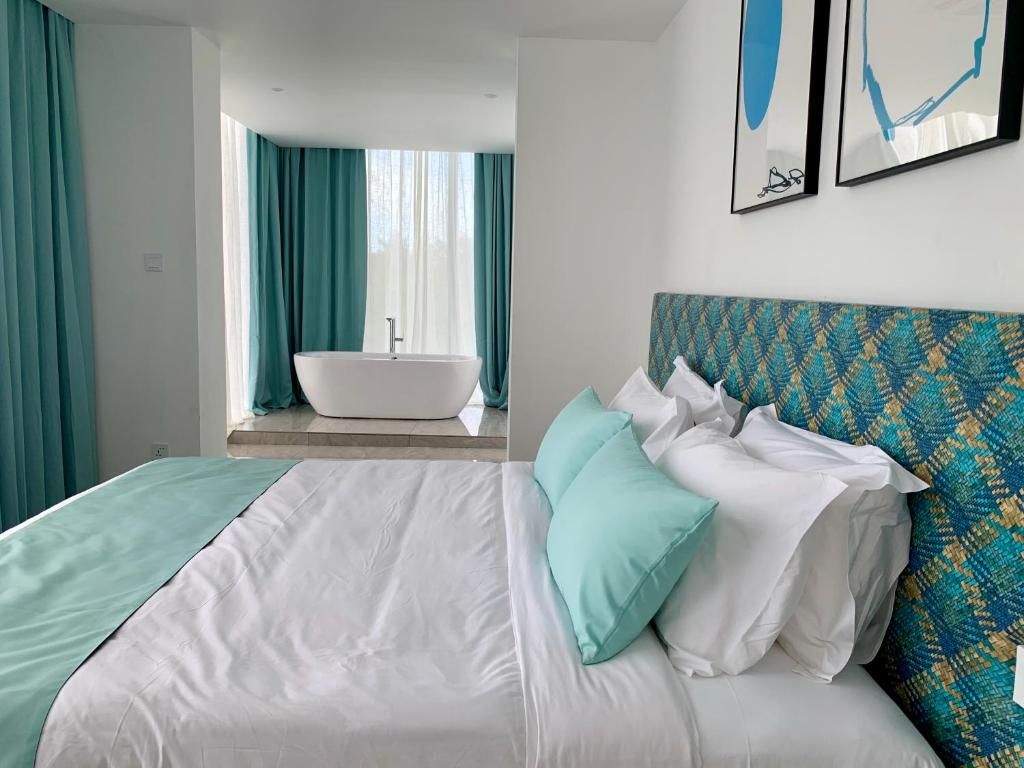 Mūsdienīgs numurs ar vannu un zilu aizkaru pie Ocean V