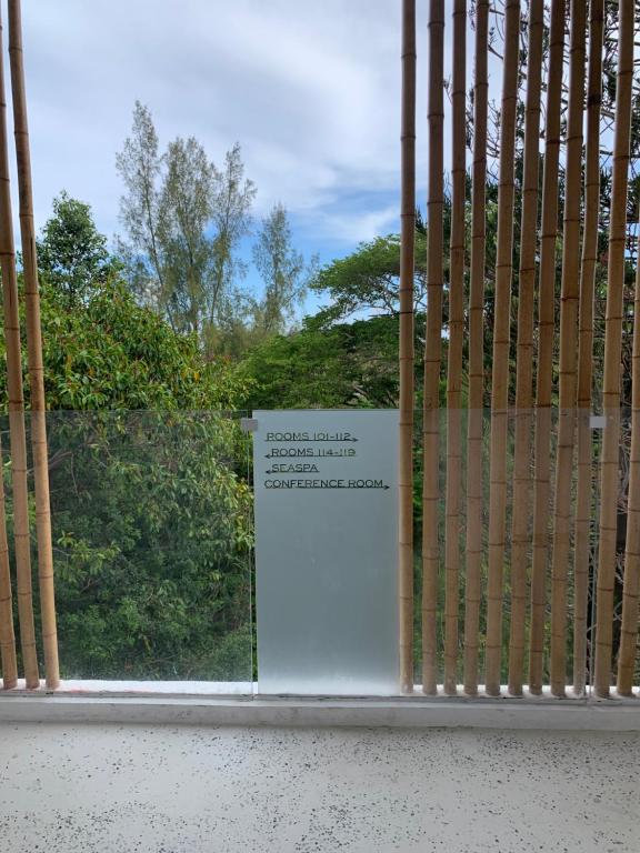 Bambusa norobežojums pie viesnīcas Ocean V, skats uz dabu.