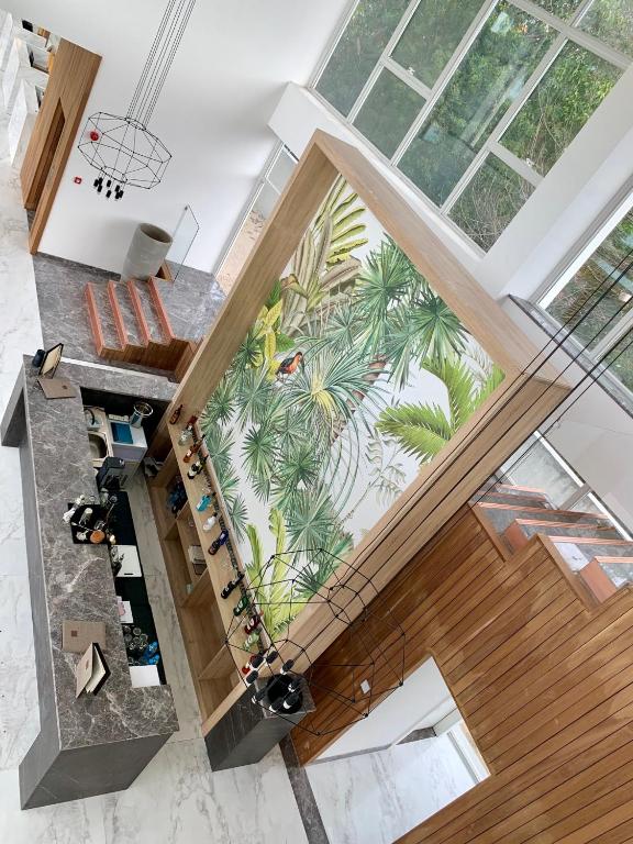 Viesnīcas Ocean V moderns reģistratūras interjers ar zaļo sienas gleznojumu.