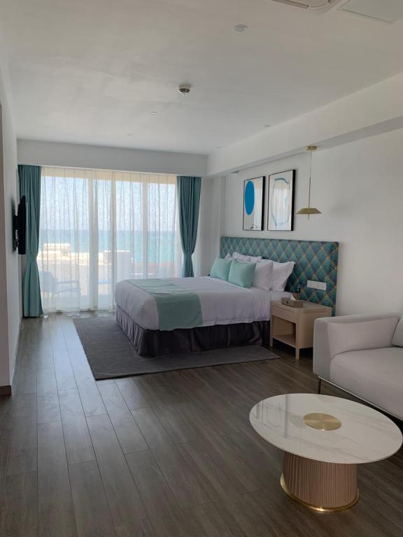 Modernais numurs ar skatu uz jūru viesnīcā Ocean V.