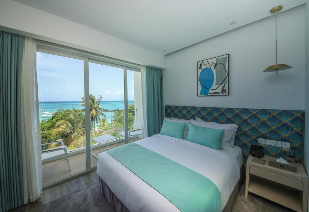 Numurs ar skatu uz jūru Ocean V, moderns un ērts interjers.