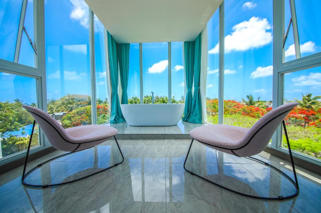 Gleznains skats no Ocean V numura ar modernām šūpuļkrēsliem.