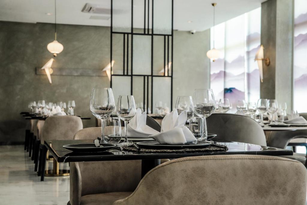 Eleganti izkārtots galds ar glāzēm un salvetēm Ocean V restorānā