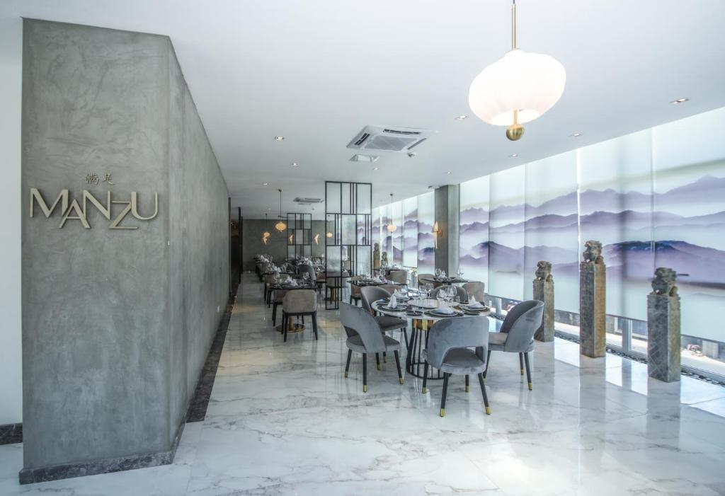 Restorāns Manzu ar elegantiem galdiem un modernu interjeru Ocean V