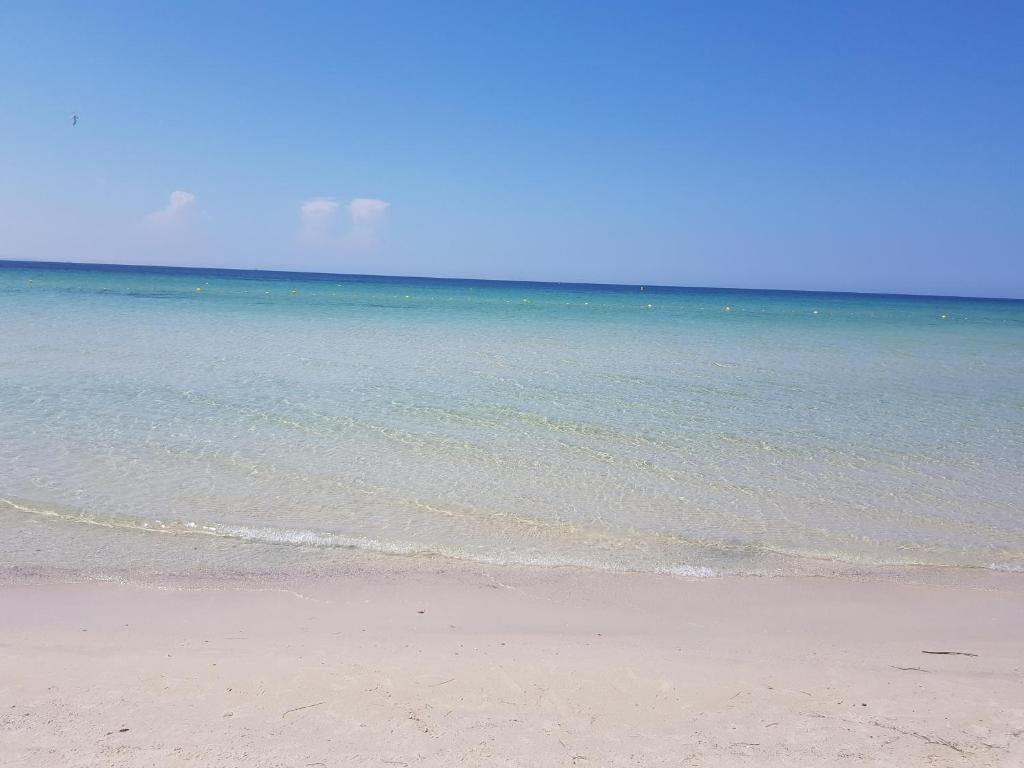 Skaista pludmale ar mierīgu, dzidru ūdeni un skaidru zilu debesu fonu. Ideāla vieta atpūtai un relaksācijai.
