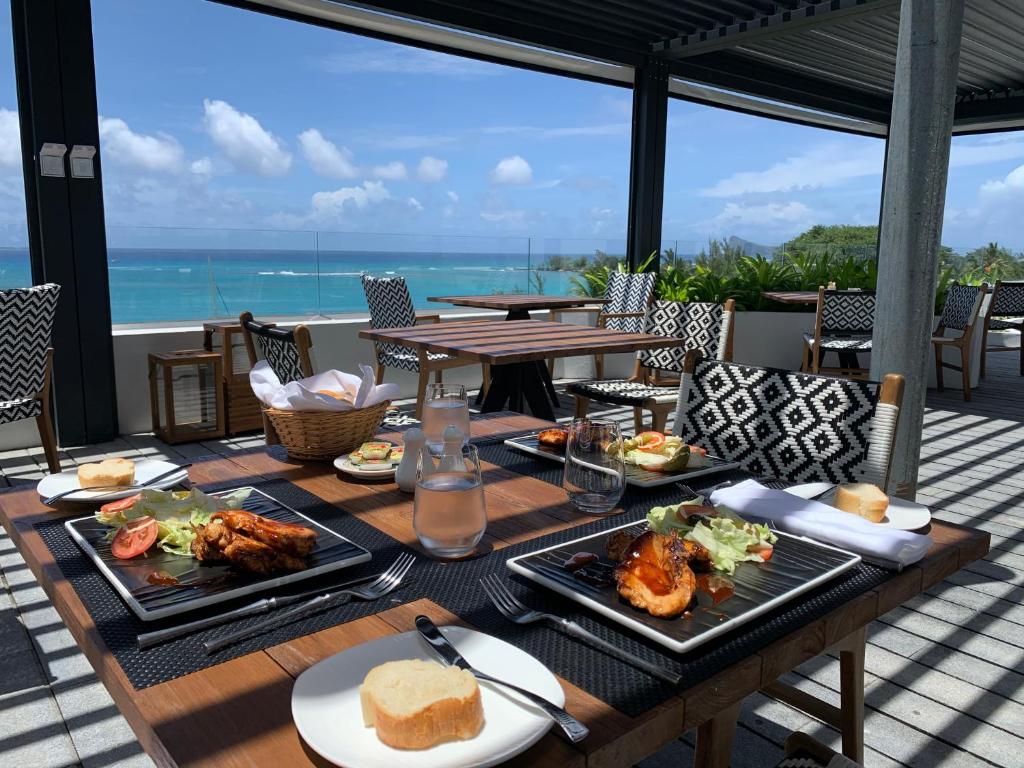 Restorāna ēdienkarte ar skatu uz jūru pie Ocean V